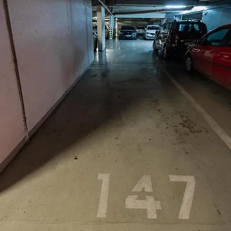 Family Parking Slot Included! Апартаменты Братислава